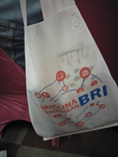 Goodie bag dari BRI didapat ketika daftar ulang